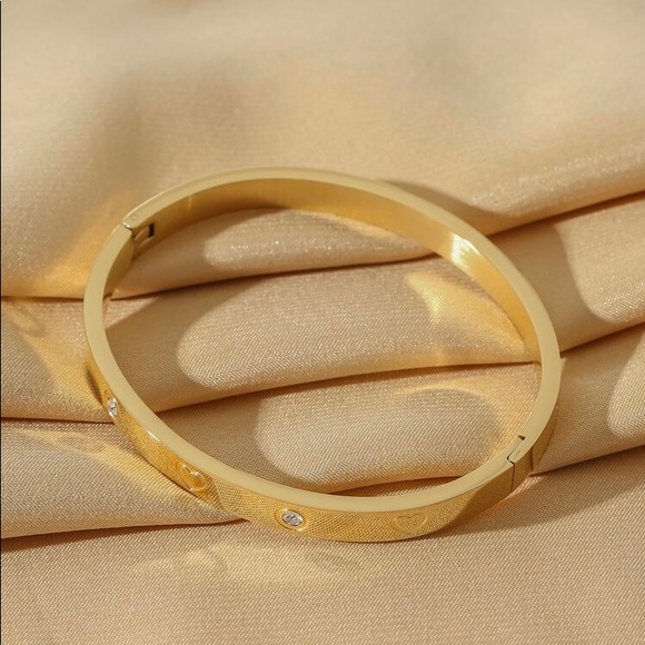 Women’s Rhinestone Decor heart love Bangle - Picture 3 of 4